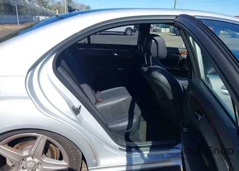 2010 Mercedes-Benz S 550 z USA, uszkodzony, nr VIN WDDNG7BB2AA321712